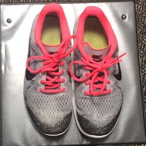 Girl’s Nike Free Run (Size 5Y)